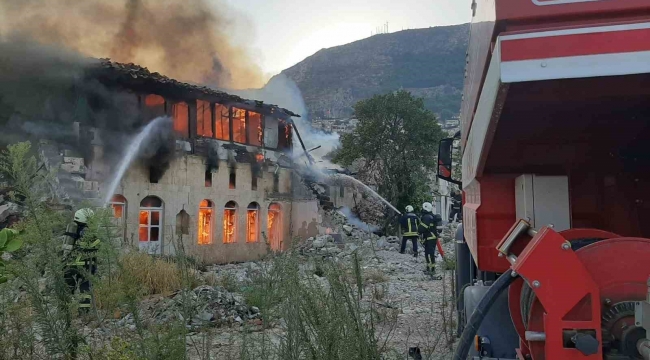 Alevlere teslim olan 2 ahşap ev kullanılmaz hale geldi