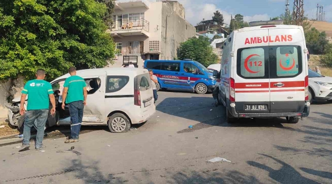 Ambulans ile hafif ticari araç çarpıştı: 9 kişi yaralandı