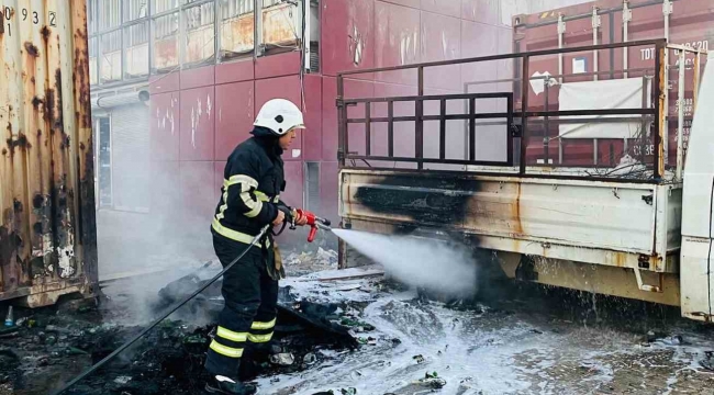 Antakya'da kamyonette başlayan yangın malzeme dolu konteynıra sıçradı