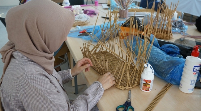 Atık malzemeler kadınların elinde sanat eserine dönüşüyor