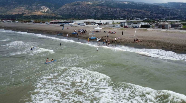 Depremzede çocuklar Akdeniz'in dalgalarında sörf yapmayı öğreniyor