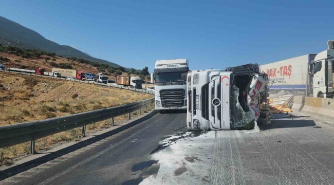 Devrilen tırdan onlarca çimento torbası yola savruldu