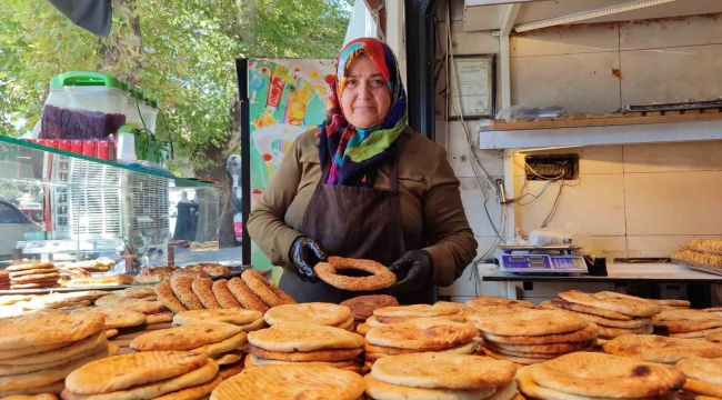 Hacer Usta, 13 yıldır taş ocağının başında çörek ve simit pişiriyor