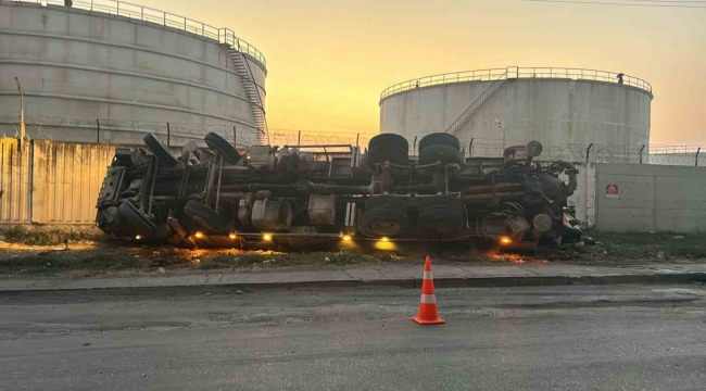 Hatay'da beton pompası taşıyan tır devrildi