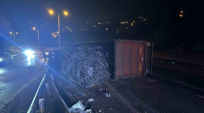 Hatay'da demir yüklü tır devrildi: 1 yaralı