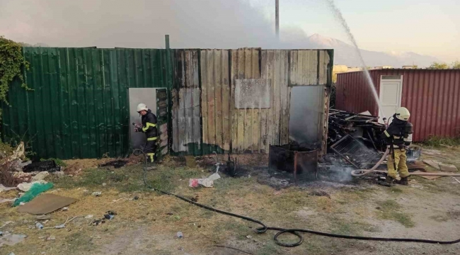 Hatay'da depo yangını