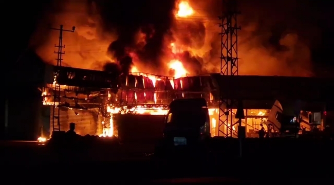 Hatay'da lastik bayisi alevlere teslim oldu