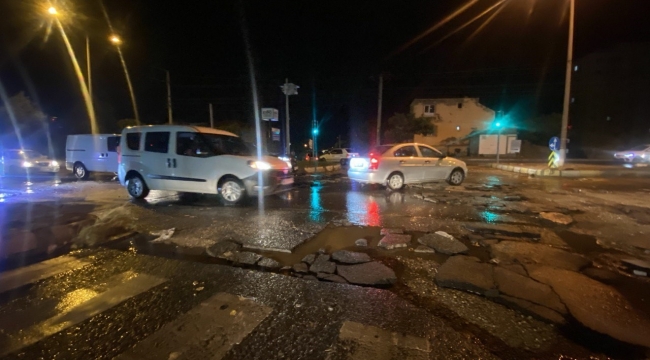 Kahramanmaraş'ta şiddetli yağmur hayatı felç etti, yol yarıldı