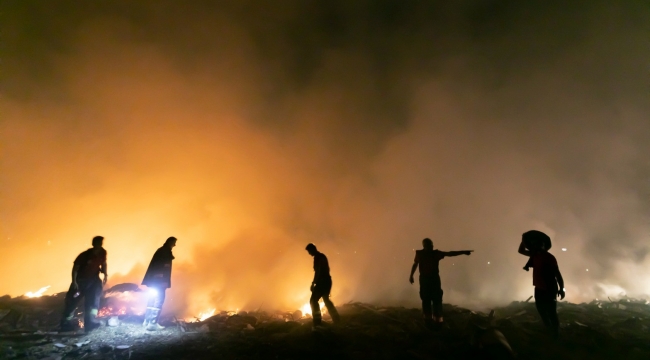 Mersin'de atık alanda yangın, müdahale sabaha kadar sürdü