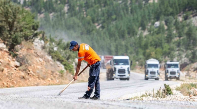 Mersin'in kırsal bölgelerinde yol çalışmaları sürüyor