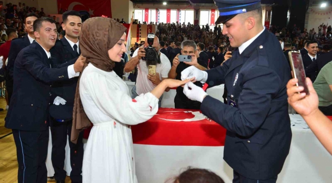 Mezun olan polis tören sonrası sevgilisine evlenme teklifi etti