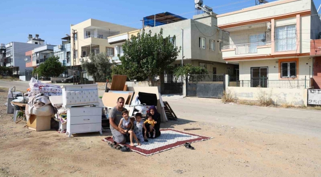 Önce kocası boşadı sonra ev sahibi sokağa attı, 2'si engelli 4 çocuğuyla perişan oldu