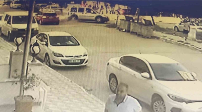 Otomobille çarpışan hafif ticari araç takla attı, herkes yardıma koştu: O anlar kamerada