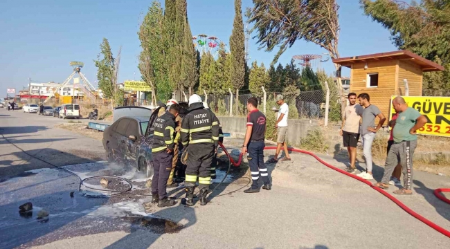 Park halindeki otomobil alev alev yandı