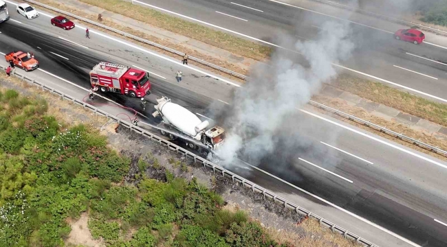 Seyir halindeki beton mikseri alevlere teslim oldu