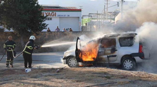 Seyir halindeyken alevlere teslim olan otomobil paniğe neden oldu