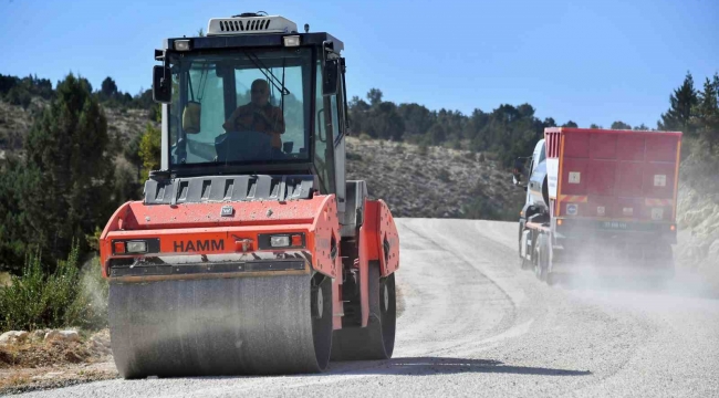 Silifke'de çiftçilerin kullandığı yollar yenileniyor