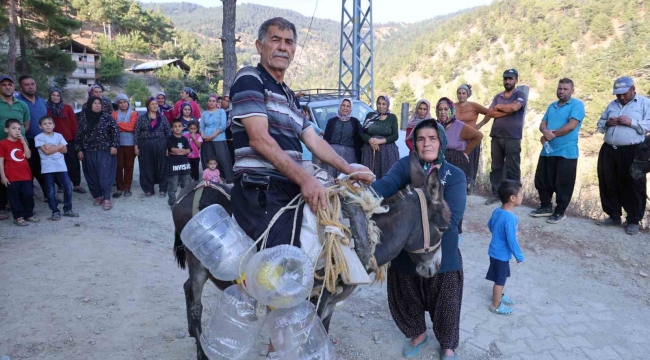 Susuz kalan köylü eşek ve katır ile su taşıyor