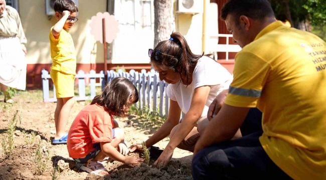 Tarsus'ta çocuklar fidan dikti