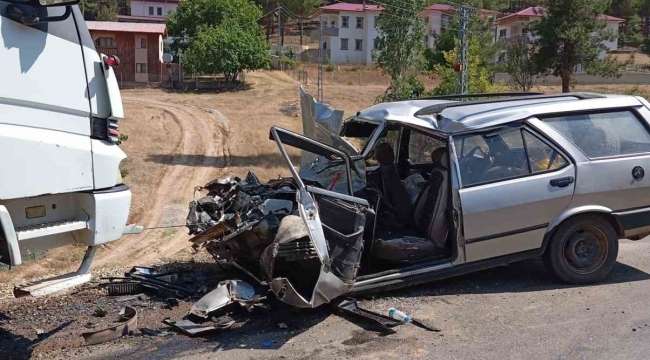 Tarsus'ta kamyon ile otomobil kafa kafaya çarpıştı: 1 yaralı