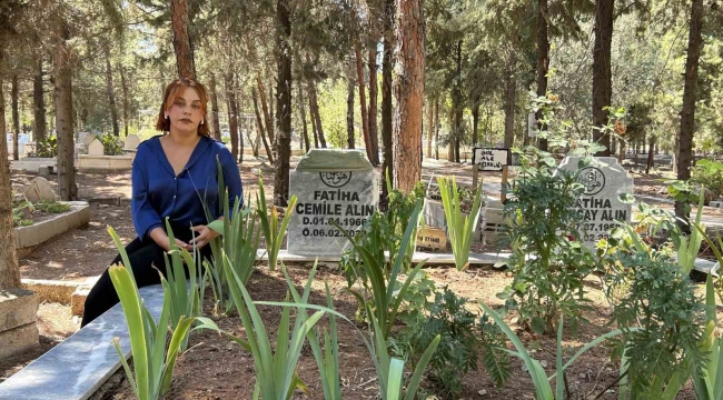 Türkiye'yi duygulandıran yüzüğü bulamayan depremzede Zehra öğretmen, annesinin mezarı başında özür diledi