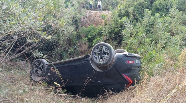 Uçurumdan uçan otomobildeki 2'si çocuk 3 kişi yaralandı