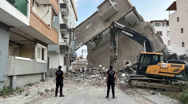 Yıkımı yapılan 5 katlı bina, vatandaşlarını yaşadığı binanın üzerine devrildi