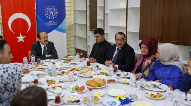 Vali Pehlivan yurt binasını inceledi, öğrencilerle bir araya geldi