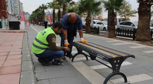 Büyükşehir Belediyesi Binevler'de şehir mobilyaları kuruyor