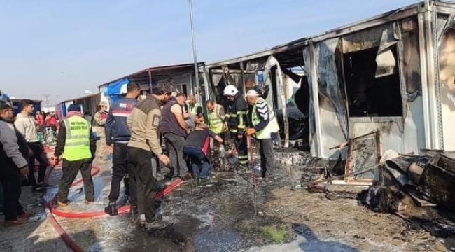 Depremzedeleri korkutan yangın, konteynerler alevlere teslim oldu