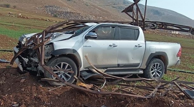 Elektrik direğine çarpan pikabın sürücüsü yaralandı