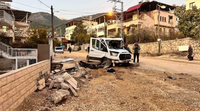 Freni patlayan kamyon 2 aracı biçti, ortalık savaş alanına döndü: 4 yaralı