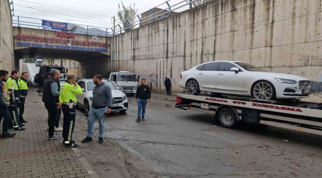 Göle dönen alt geçitte mahsur kalan 2 araç suyun çekilmesiyle kurtarıldı