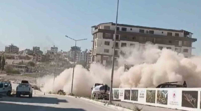 Hatay'da ağır hasarlı 9 katlı binalar iş makinesinin dokunuşuyla yerle bir oldu