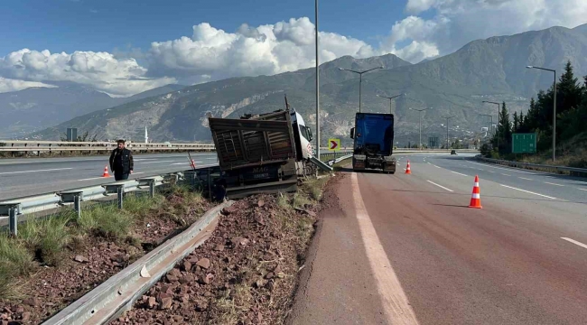 Hatay'da bariyere çarpan kamyon sürücüsü yaralandı