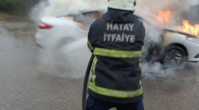 Hatay'da park halindeki otomobil alev alev yandı