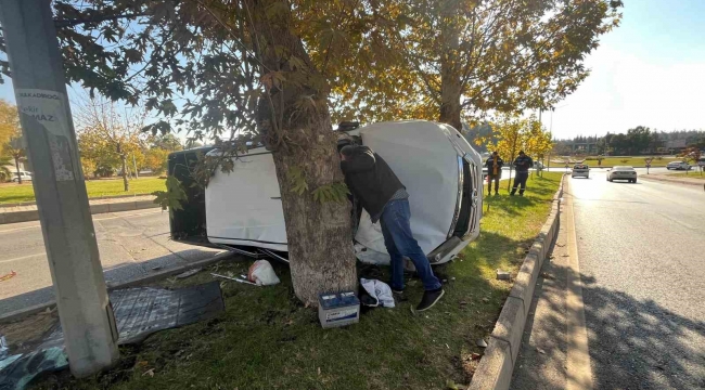 Kontrolden çıkan kamyonet refüje çıkıp devrildi: 2'si ağır 5 yaralı