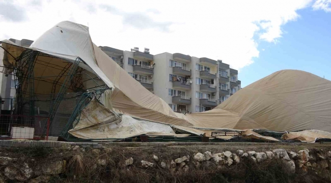 Mersin'de fırtına halı sahayı çökertti