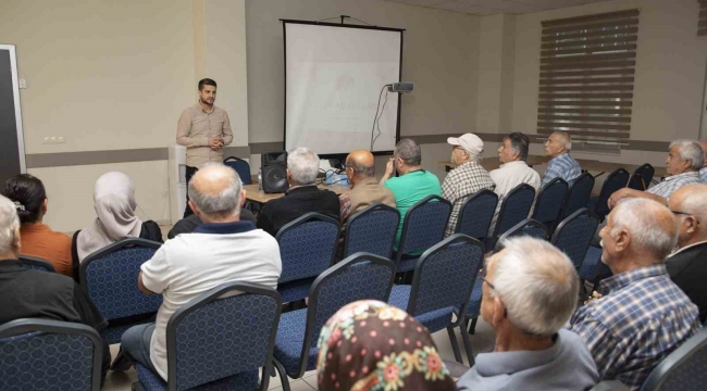 Mersin'de yaş almış vatandaşlar 'akılcı ilaç kullanımı' hakkında bilgilendiriliyor