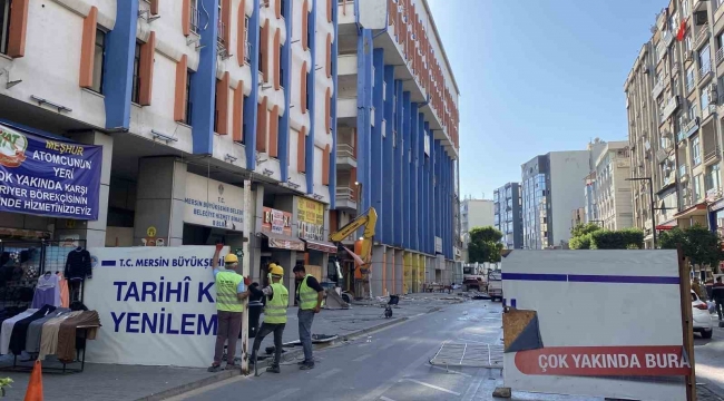 Mersin'in eski yapılarından Kırmızı-Lacivert ve Özel İdare iş hanlarının yıkımına başlandı