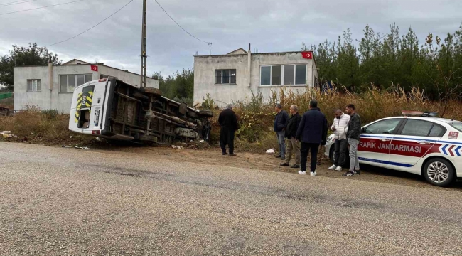 Öğrenci servisi takla attı: 2 yaralı