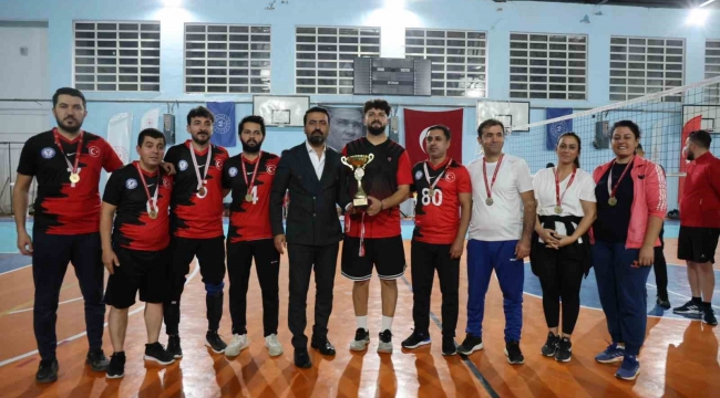 Öğretmenler voleybol turnuvasında kıyasıya mücadele etti