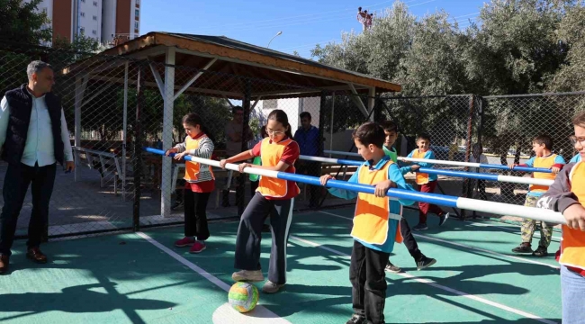 Okul bahçesinde canlı langırt, renkli görüntüler oluşturdu