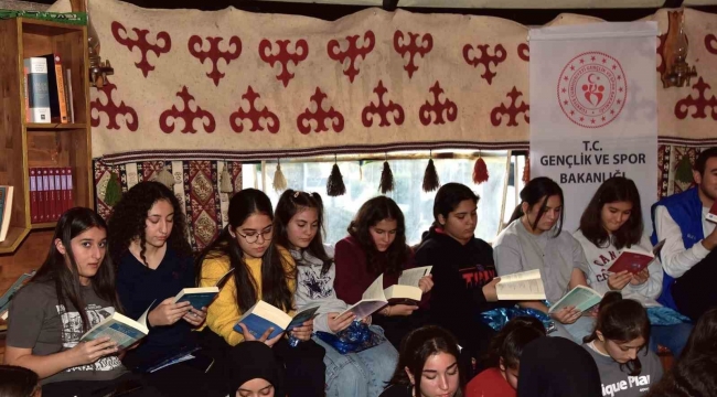 Osmaniye'de gençler ve protokol üyeleri kitap okuma etkinliğinde buluştu