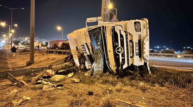 Refüje çarpan tır yan yattı, kasasındaki araçlar yola savruldu