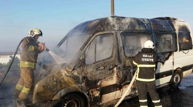 Seyir halindeki minibüs alevlere teslim oldu