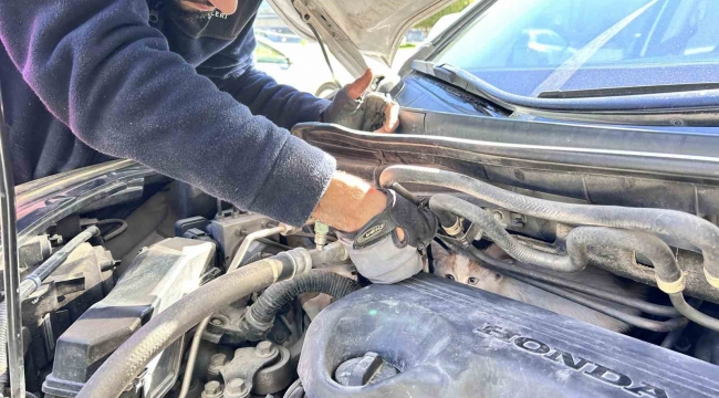 Seyir halindeyken aracından gelen sesi fark eden sürücü, soğuktan motora sığınan yavru kediyi kurtardı