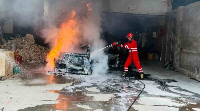 Tamirhanede bakımı yapılan otomobil alevlere teslim oldu