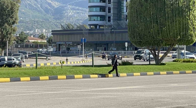 Üzerine basıldığında uyarı veren çimleri test etmek isteyenler esnafı ikiye böldü