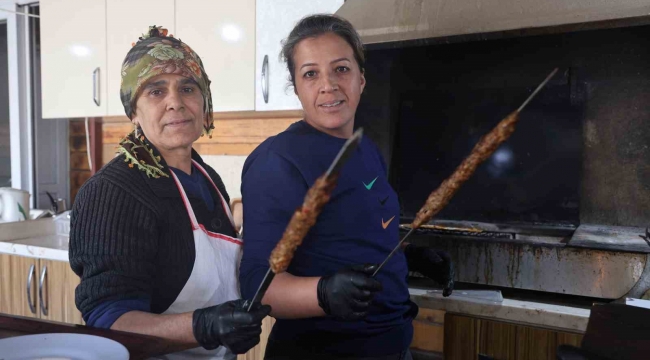 16 yıllık gelin ve görümce kebap tezgahında birlikte mesai yapıyor